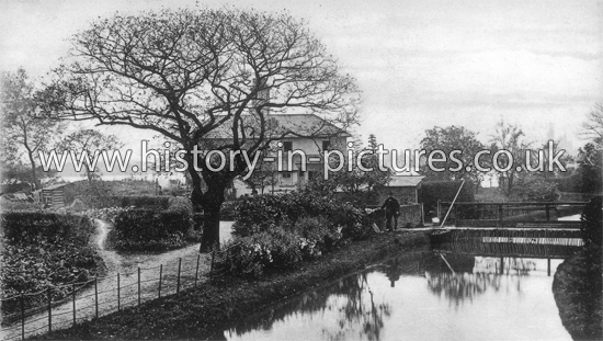 Woodberry Down, the New River and Reservoir, Finsbury Park, London. c.1905